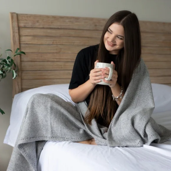 100% Wool Tan and Ivory Soft Herringbone Throw Blanket 53"x69" - Picture 11 of 13